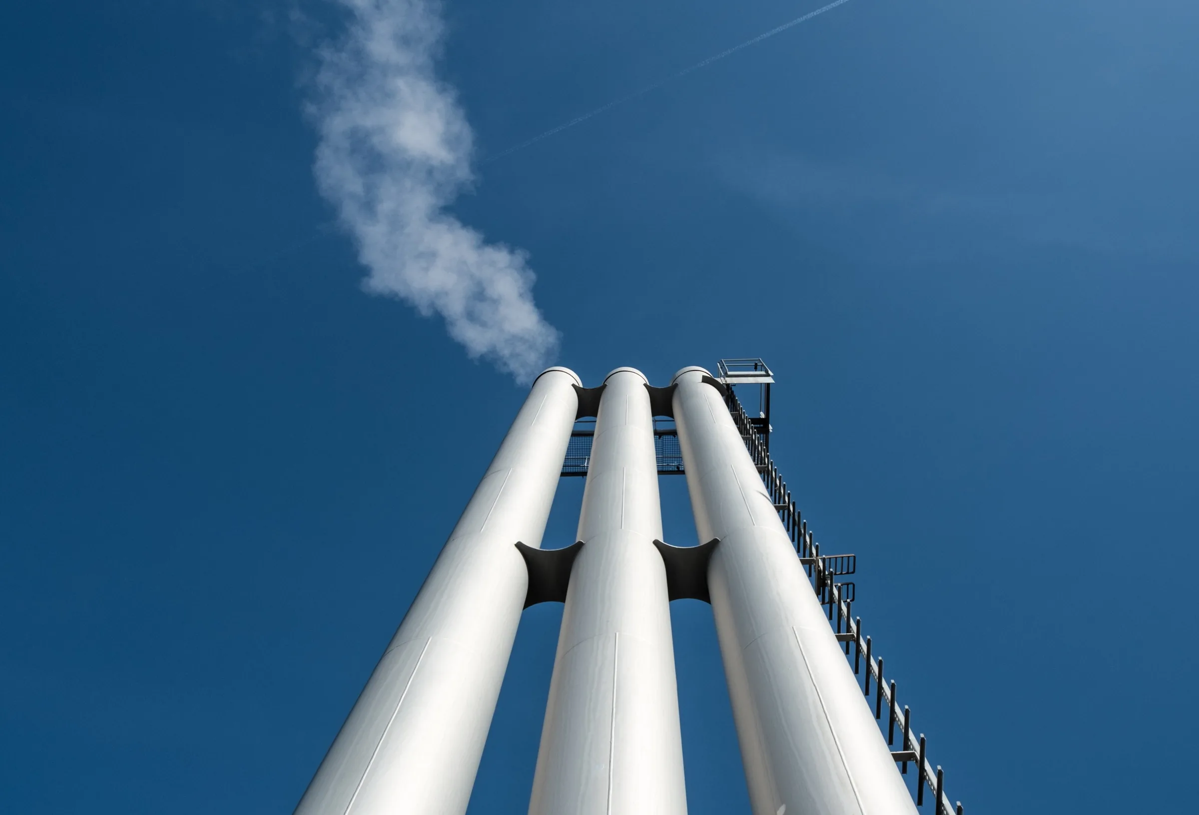 Ipari létesítmény energiaellátó rendszere kék ég előtt