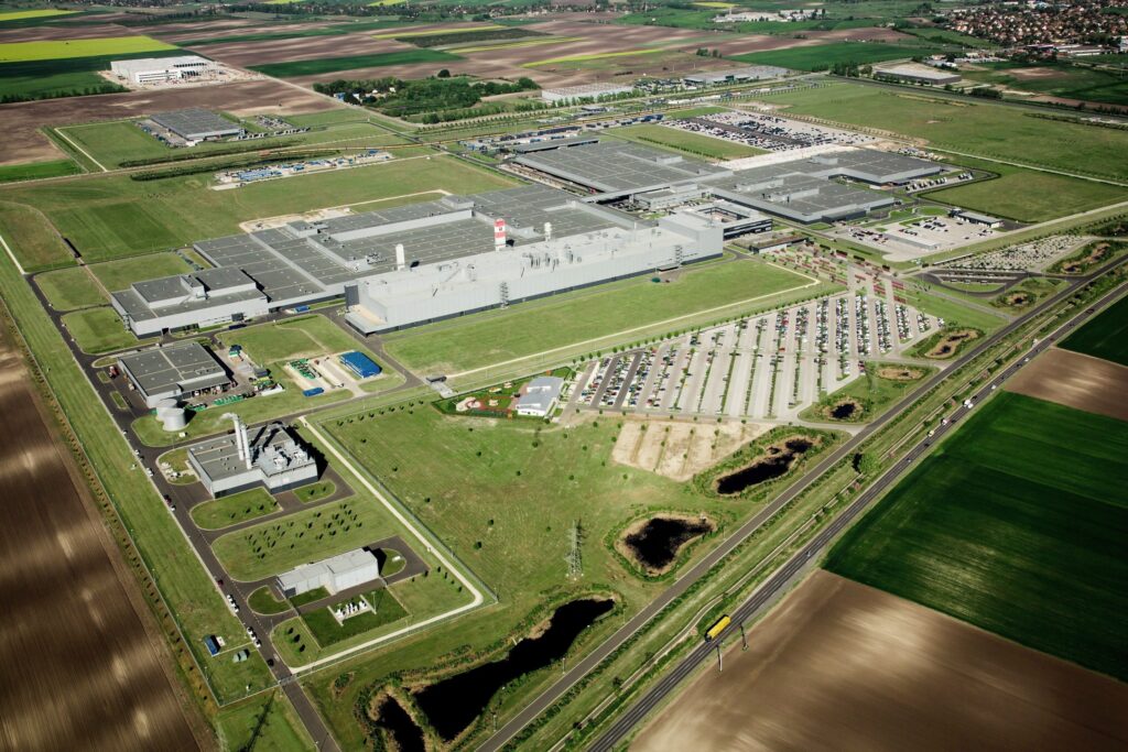 Mercedes-Benz plant neues Werk im ungarischen Kecskemét: Luftbild des Mercedes-Benz Werks Kecskemét. 

Mercedes-Benz plans to establish a new plant in Kecskemét, Hungary: Aerial photo of the Mercedes-Benz plant in Kecskemét.